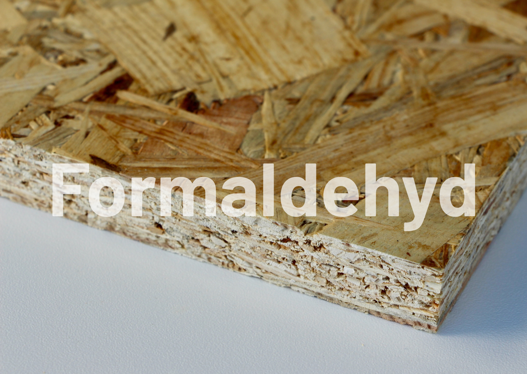 Alte Holzwerkstoffe wie zB OSB-Platten können stark mit Formaldehyd belastet sein.